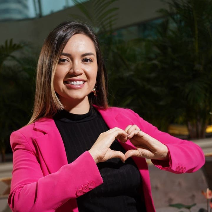 Sol Moncayo, mentora y fundadora de la Academia de Mujeres Exitosas, haciendo un corazón con las manos